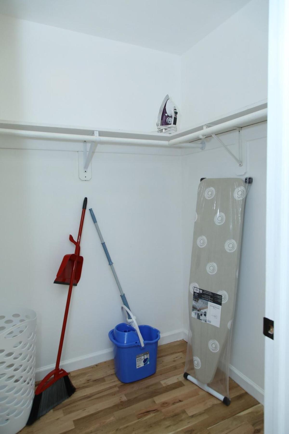 Spacious 3 Bedroom, 15 Min To Ewr Airport And Parks Appartement Newark