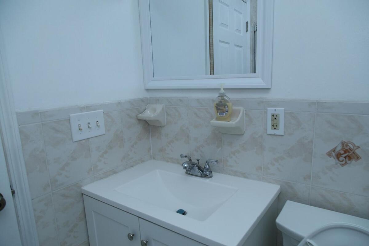 Spacious 3 Bedroom, 15 Min To Ewr Airport And Parks Appartement Newark